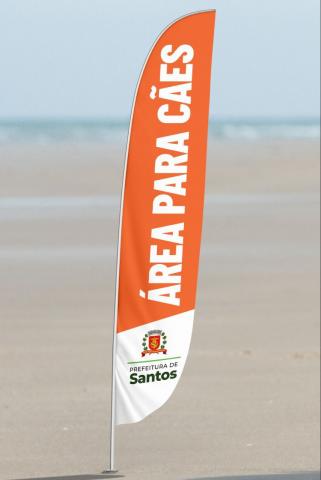 bandeira de identificação da área, onde se vê a logomarca da prefeitura e se lê Área para Cães. #paratodosverem