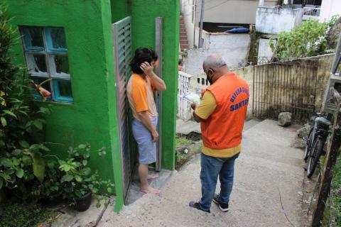tecnico orienta moradora na porta da casa dela #paratodosverem