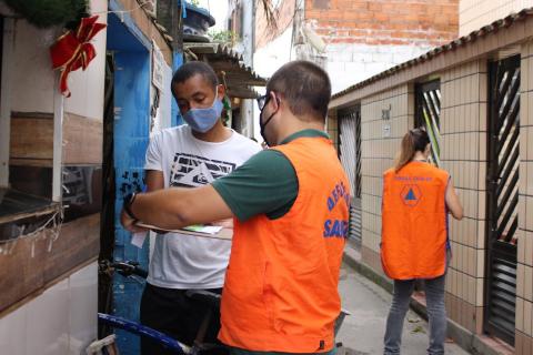 tecnico fala com morador em rua do morro #paratodosverem