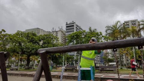 Profissional realiza serviço em cima de balancê na praia #paratodosverem