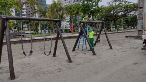 Profissional realiza serviço em cima de balancê na praia #paratodosverem