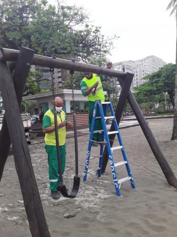 Profissional realiza serviço em cima de balancê na praia #paratodosverem