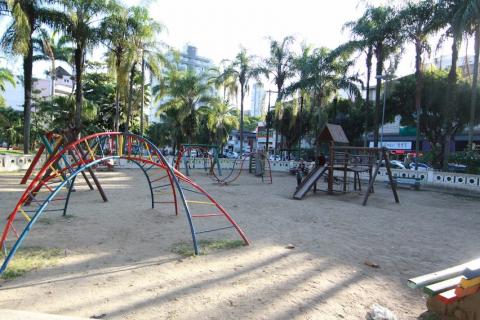 brinquedos no playground sobre chão de areia. #paratodosverem