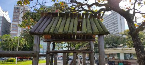 casinha de madeira sem um pedaço do telhado. #paratodosverem