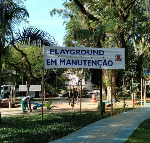 faixa em praça onde se lê Playground em manutenção. #paratodosverem