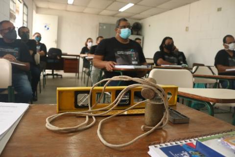 Equipamentos em primeiro plano e alunos ao fundo no curso. #paratodosverem