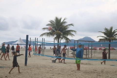 pessoas praticam esportes na praia. #paratodosverem