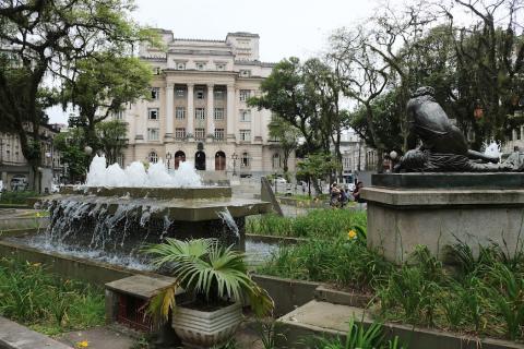 Fonte jorrando água com Prefeitura de fundo #paratodosverem