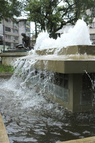 Água jorrando da fonte  #paratodosverem