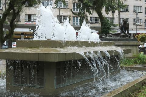 Água jorrando da fonte  #paratodosverem