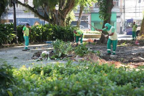 bista geral de homens trabalhando em meio a vegetação. #paratodosverem