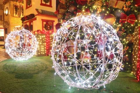 bolas gigantes vazadas e com efeitos luminosos. #paratodosverem