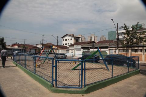 Brinquedos em praça em área cercada. #Paratodosverem