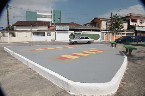 Canteiro com pintura de amarelinha no solo. #Paratodosverem