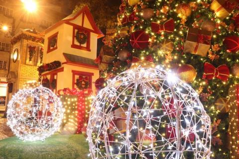 árvore de natal, casinhas, e bolas gigantes luminosas. #paratodosverem