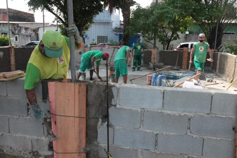 Trabalhadores cercam área com blocos. #Paratodosverem