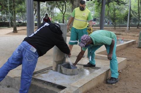 homem mexem no bebedouro que ganhou novo sistema de drenagem. #paratodosverem