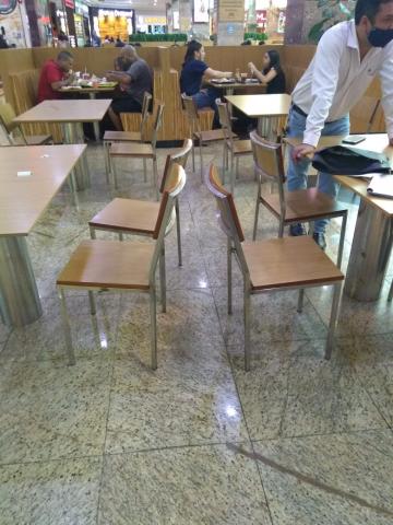 mesas e cadeiras dispostas umas próximas das outras. #paratodosverem