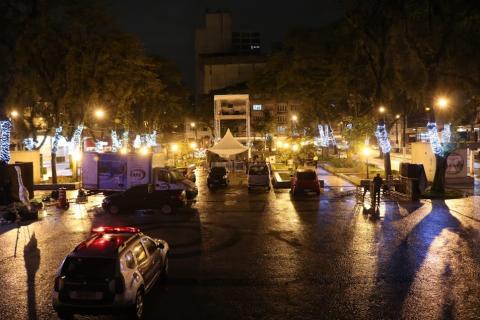 viaturas e movimento na praça durante a montagem e preparativos do evento. #paratodosverem