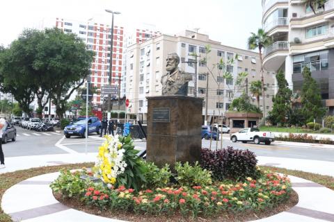 Monumento em destaque circundado por plantas e flores. #paratodosverem