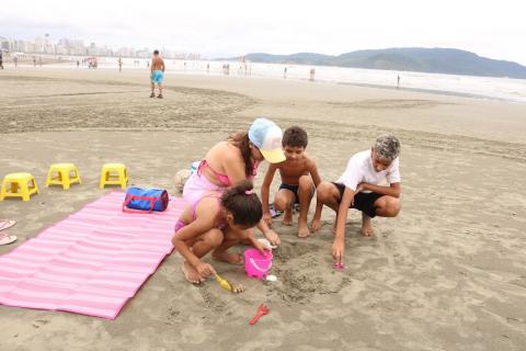 Mãe brinca com filhos na areia. #pratodosverem