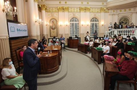 Sala princesa isabel, com o prefeito em primeiro plano, pessoas sentadas na tribuna e no plenário