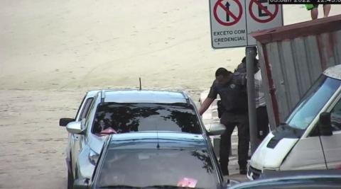 policiais conduzem foragido para dentro da viatura #paratodosverem