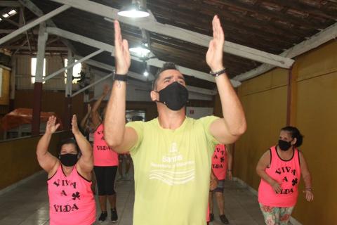 O professor Marcio Bernardes movimenta-se com as mãos para o alto. #paratodosverem