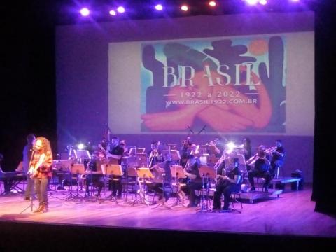 Músicos da São Paulo Big Band no palco do Teatro Municipal. #pracegover