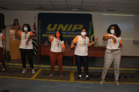 quatro pessoas fazem exercício #paratodosverem