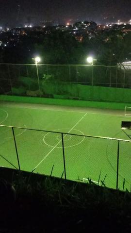 Vista da quadra com pintura, alambrados e iluminação. #paratodosverem
