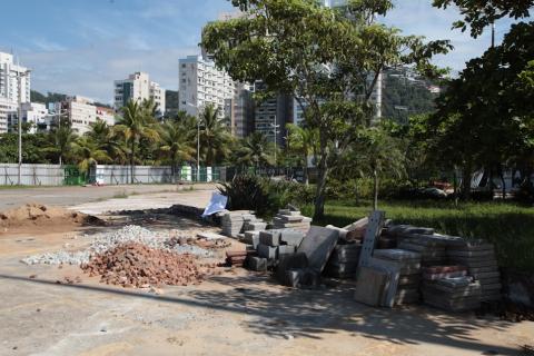área do quebra-mar com solo quebrado e peças e pedras para obra. #paratodosverem
