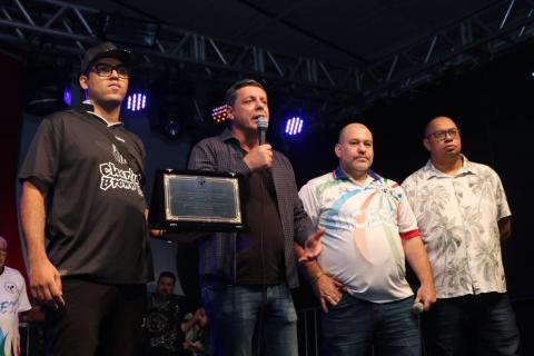 Prefeito discursa em quermesse ao lado de lideranças da região e de escolas de samba. #pratodosverem