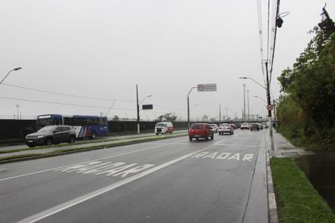 pista de avenida  com pinturas no solo onde se lê radar. #paratodosverem