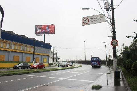 placa no alto de poste sinaliza para a existência do radar adiante. #paratodosverem