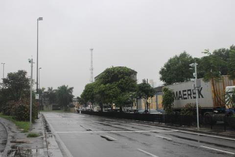 pista sem veículo. Postes dos dois lados com radares. #paratodosverem