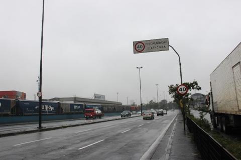 pista com placa em poste indicando o limite de velocidade máxima permitida. #paratodosverem