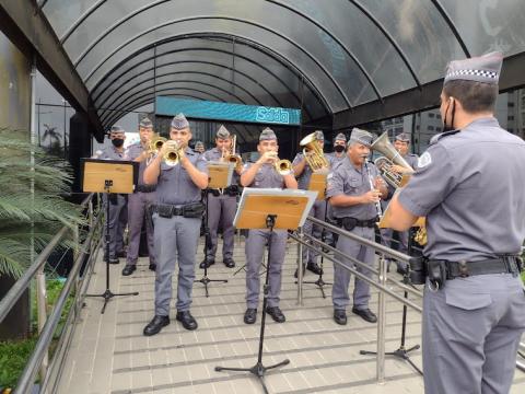 Banda da polícia tocando #paratodosverem