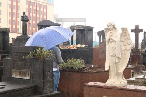 pessoa visitando tumulo #paratodosverem