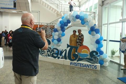 passageiros tiram foto no terminal #paratodosverem