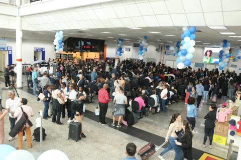 passageiros em filas para embarque #paratodosverem