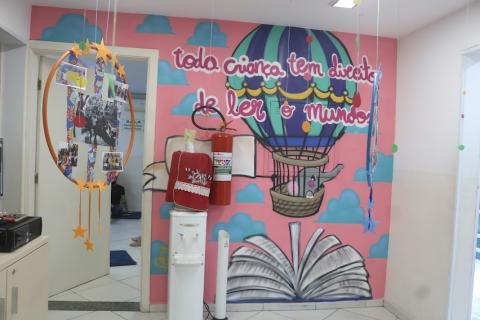 paredes pintadas por figuras infantis  #paratodosverem