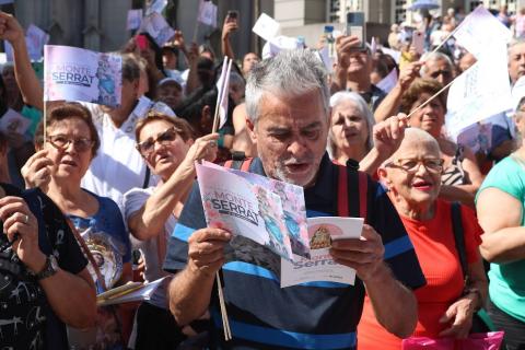 homem reza lendo panfleto religioso #paratodosverem