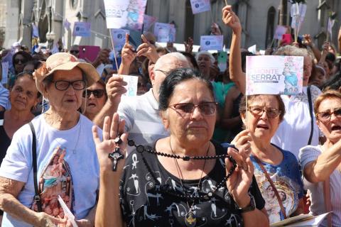 mulher reza com rosário #paratodosverem