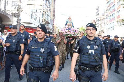 homens do exército e guarda municipal carregam santa #paratodosverem 