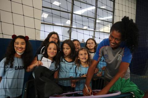 atleta dá autografo para estudantes #paratodosverem