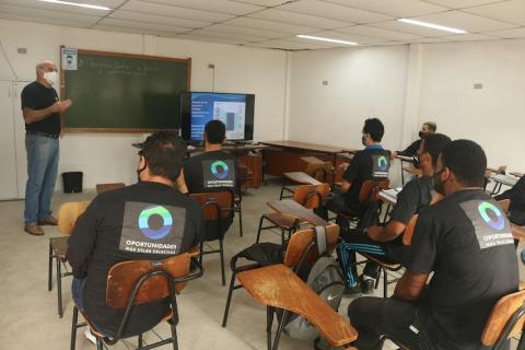 Professor explica conteúdo para alunos na classe. #paratodosverem