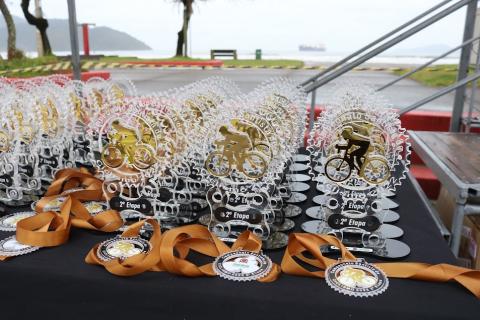 troféus dispostos sobre uma mesa. #paratodosverem