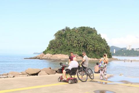 pessoas olhado a paisagem no emissário #paratodosverem