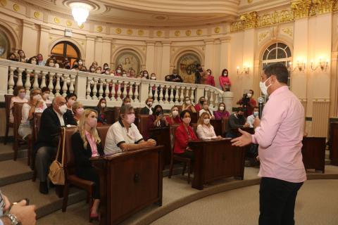 o prefeito fala ao público na sala princesa isabel. #paratodosverem